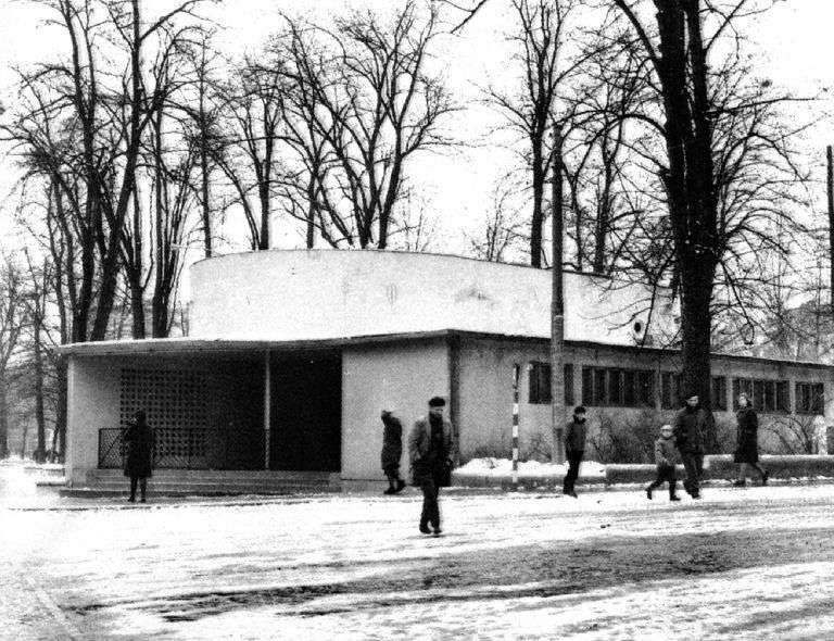 Crno-bijela fotografija Umjetničkog paviljona u Malom parku na Koševu, Sarajevo.