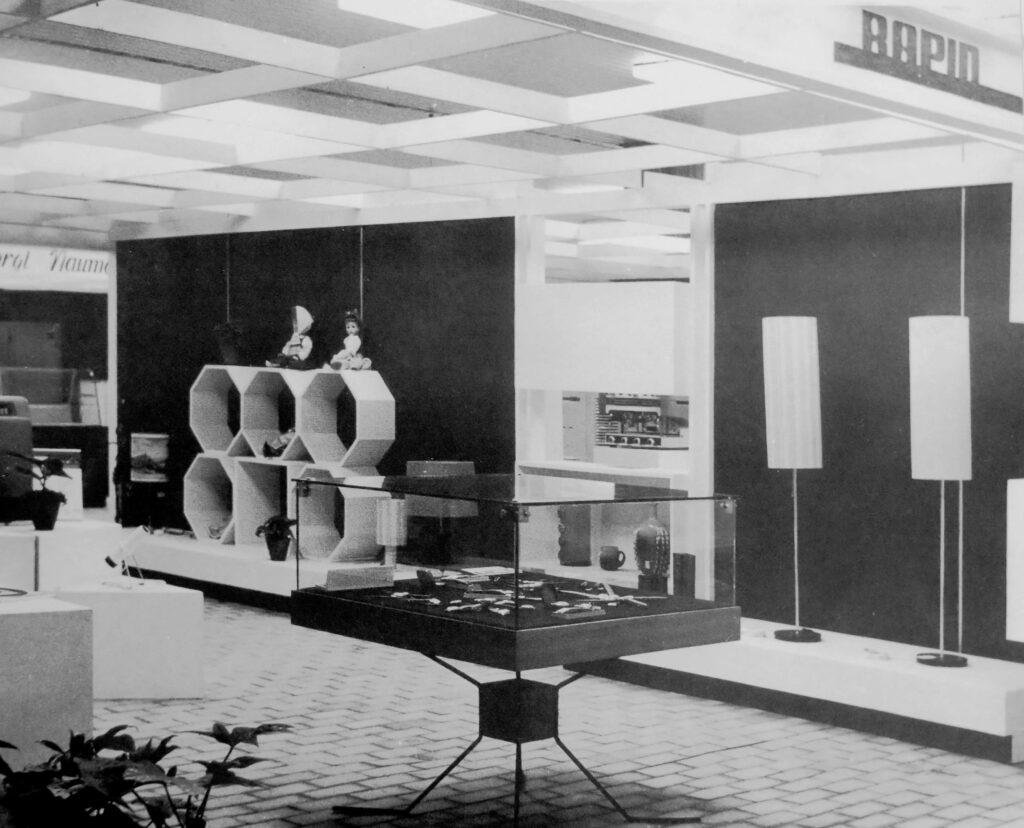 Crno-bijela fotografija izložbe za otvaranje Skenderije sa modernim namještajem i scenografijom Muniba Bisera, 1970. godina