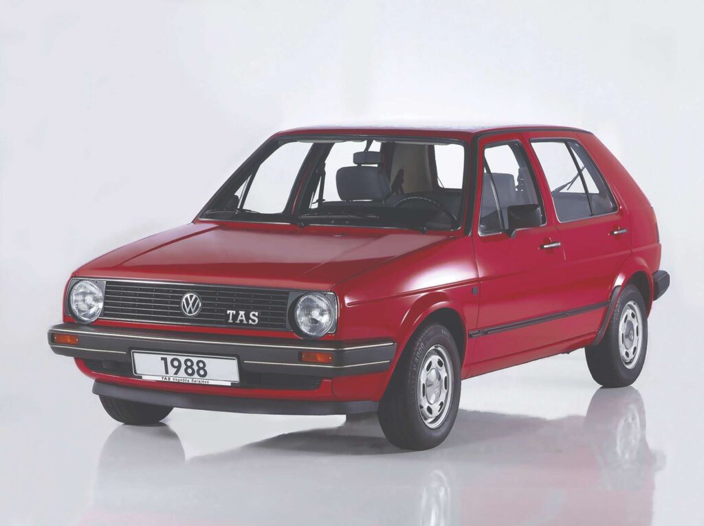 Crveni Volkswagen Golf II iz 1988. godine proizveden u Tvornici Automobila Sarajevo (TAS). Fotografija Mehmed Akšamija.