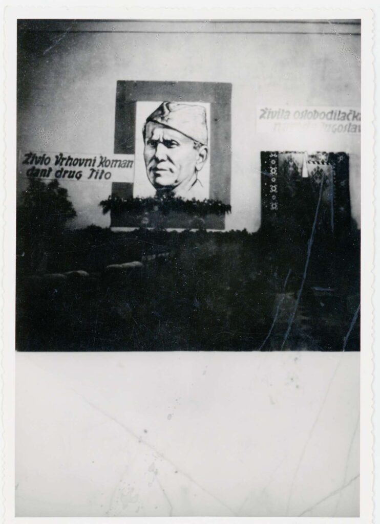 Fotografija sale u kojoj je održano Prvo zasjedanje AVNOJ-a, sa portretom Josipa Broza Tita koji je izradio Ismet Mujezinović. Iz Zbirke fotografija HMBIH.