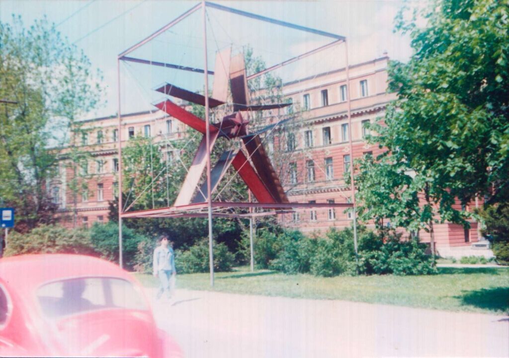 Kolor fotografija skulpture „Zvijezda“ Živojina Vekića postavljene u Sarajevu 1974. godine