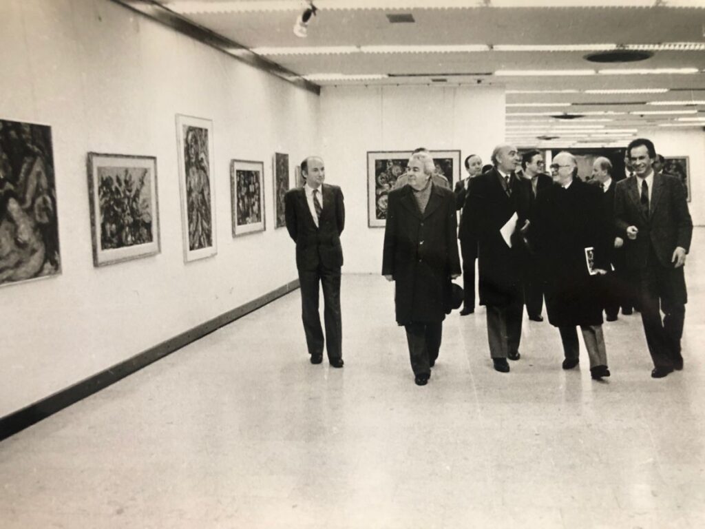 Crno-bijela fotografija Fuada Hadžihalilovića sa delegacijom u galeriji Collegium Artisticum, 1976. godina
