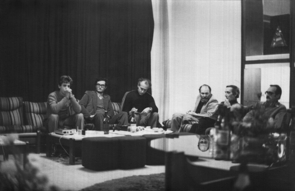Grupa gostiju u razgovoru u klubu Collegium Artisticuma