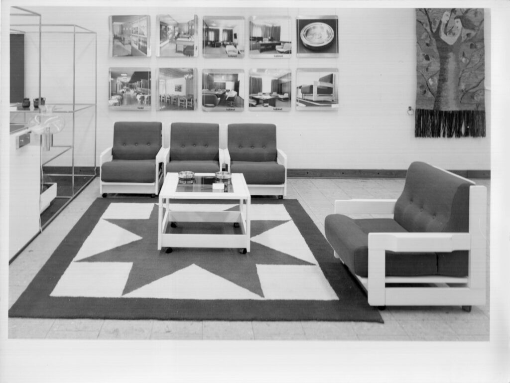 Prostor izložbe sa namještajem i umjetničkim radovima na zidu