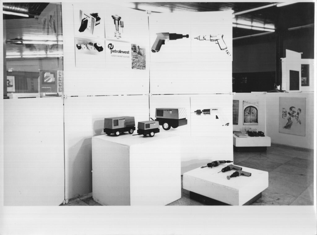 Prostor izložbe sa namještajem i umjetničkim radovima na zidu