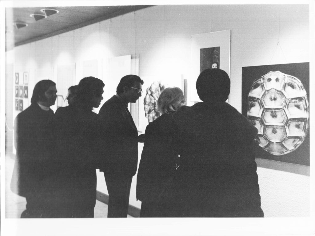 Prostor izložbe sa namještajem i umjetničkim radovima na zidu