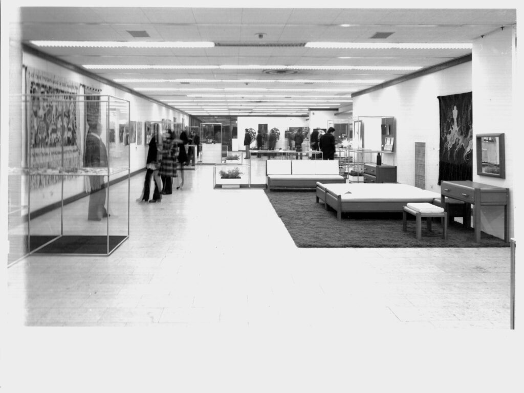 Prostor izložbe sa namještajem i umjetničkim radovima na zidu