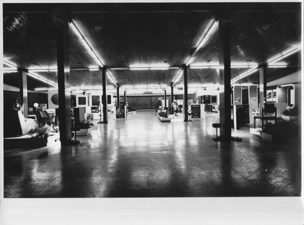 Crno-bijela fotografija unutrašnjosti Radničkog univerziteta „Đuro Đaković“ sa izložbenim postavkama i kulturnim sadržajima