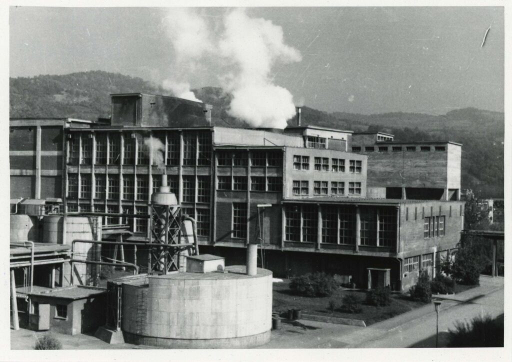 Fotografija fabrike Natronka u Maglaju iz 1965. godine, specijalizirane za proizvodnju papira i ambalaže.