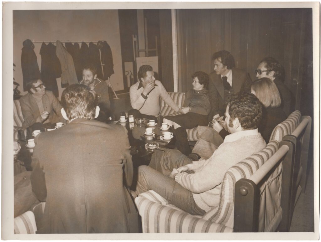 Grupa umjetnika i dizajnera sjedi u klubu Collegium Artisticuma