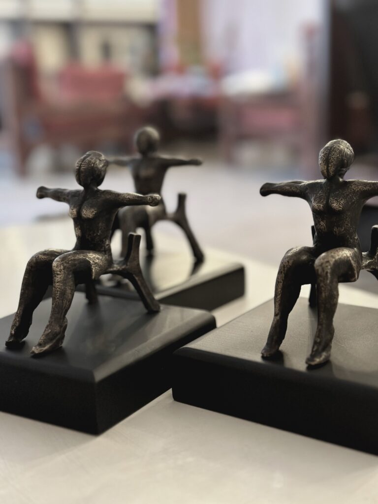 Skulptura “Figura na stolici” kao nagrada Grand Prix Collegium Artisticuma