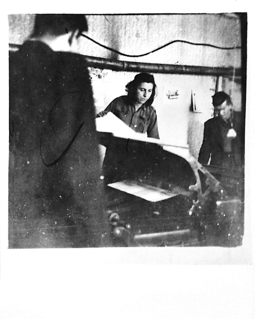 Fotografija iz štamparije lista Oslobođenje, druga polovina 1944. godine. Čuva se u Zbirci fotografija HMBIH.