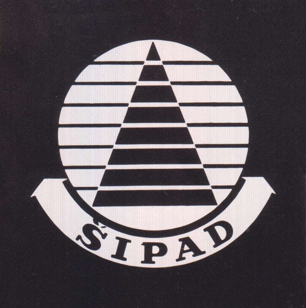 Logo Šipad – crno-bijela verzija sa stilizovanom piramidom i natpisom.