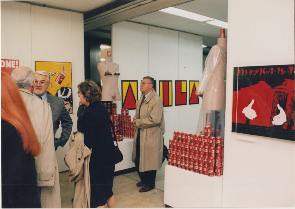 Poslijeratna izložba Collegium Artisticum 1998. godine u Sarajevu, okupljanje umjetnika i posjetitelja.