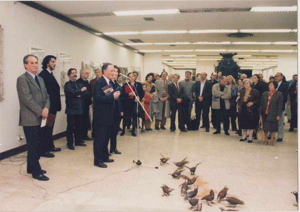 Poslijeratna izložba Collegium Artisticum 1998. godine u Sarajevu, okupljanje umjetnika i posjetitelja.