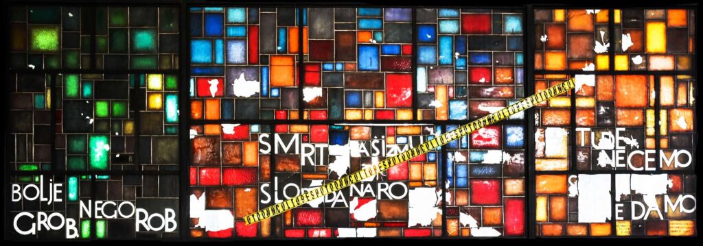 Staklena instalacija Voje Dimitrijevića s natpisom „Smrt fašizmu, sloboda narodu“, 1966.