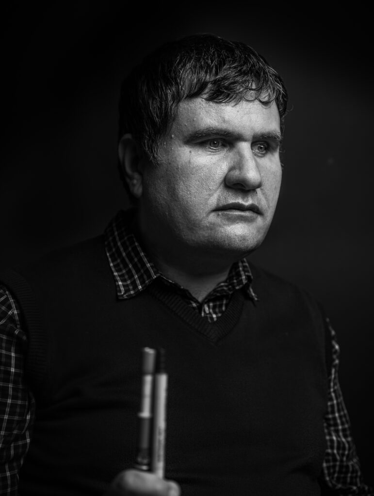 Crno-bijela portretna fotografija Selmira Isakovića, nagrađena u kategoriji Fotografija, autor Agdal Nuhanović