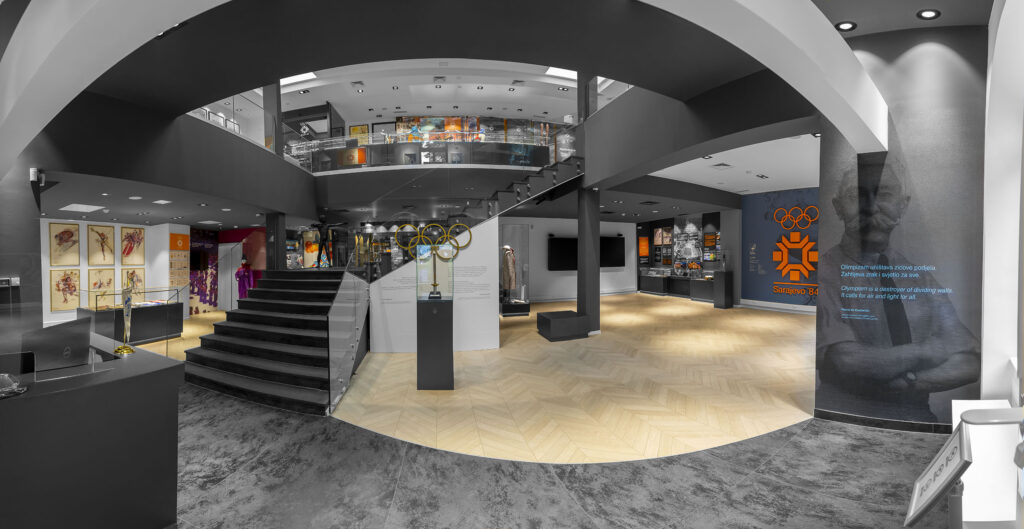 Stalna izložbena postavka Memorijalnog centra Srebrenica “Koracima onih koji (ni)su prešli”, autorica Samina Tanović, nagrađena Grand Prix nagradom u kategoriji enterijera na Collegium Artisticum 2023.