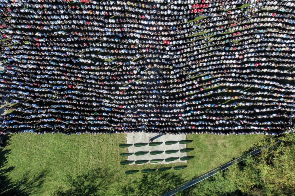 Fotografija “Dženaza za stradale u poplavama u Donjoj Jablanici” – nagrađeni rad Armina Durguta na Collegium Artisticum 2025.