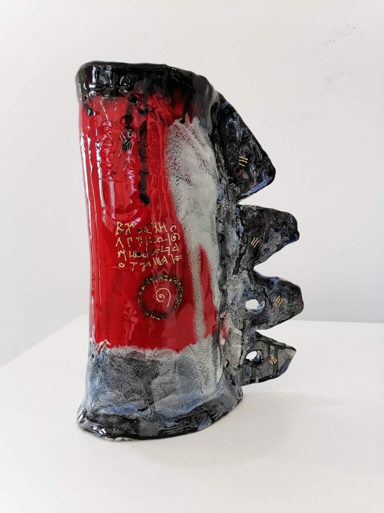 Keramička zdjela “Itinerarium 2” autorice Halide Emrić, nagrađeni rad na Collegium Artisticum 2021 u kategoriji Unikatno oblikovanje. Zdjela je ručno oblikovana u crvenoj i crnoj boji, s dekorativnim motivima i zlatnim detaljima.