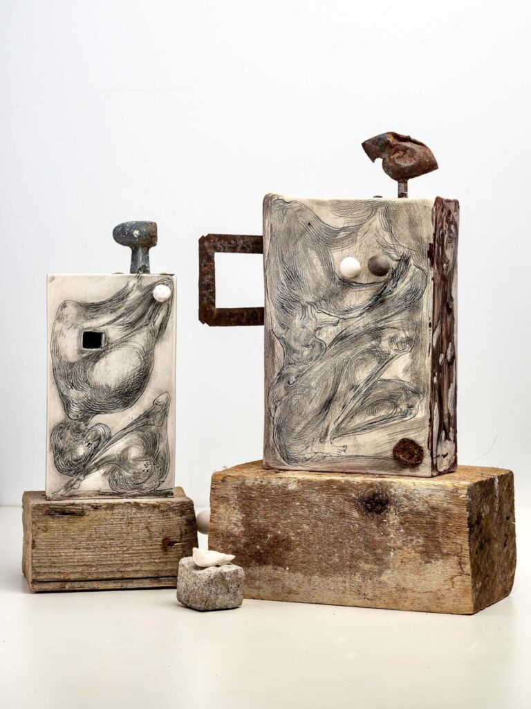 Skulpturalni rad “Žene sa glavom izvan kutije i jedna ptica” autorice Maje Žmukić, nagrađen na Collegium Artisticum 2023 u kategoriji unikatnog oblikovanja