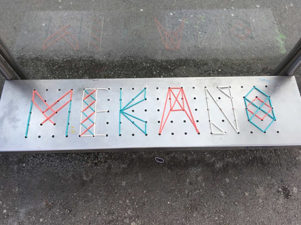 Urbana intervencija “Darovito Sarajevo” umjetnice Naide Čelik, nagrađeni rad na Collegium Artisticum 2021 u kategoriji Novi mediji. Fotografije prikazuju klupe na autobuskim stajalištima u Sarajevu ispisane vezom u boji, sa riječima i oblicima izrađenim koncem kroz perforirane metalne površine.