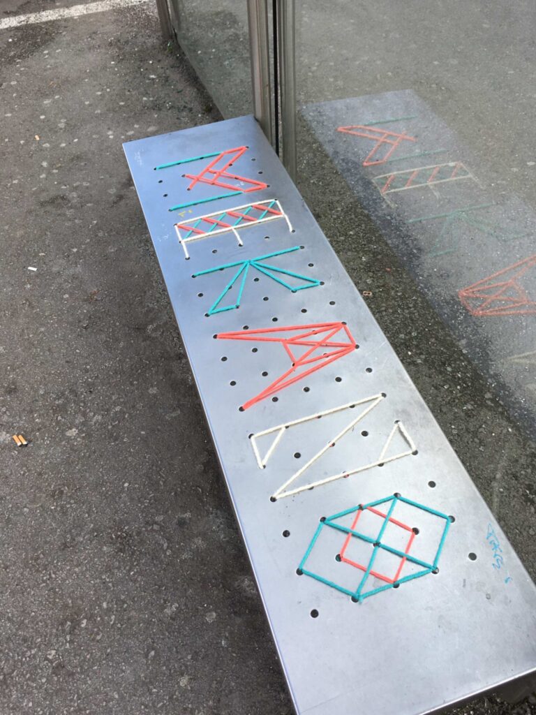 Urbana intervencija “Darovito Sarajevo” umjetnice Naide Čelik, nagrađeni rad na Collegium Artisticum 2021 u kategoriji Novi mediji. Fotografije prikazuju klupe na autobuskim stajalištima u Sarajevu ispisane vezom u boji, sa riječima i oblicima izrađenim koncem kroz perforirane metalne površine.