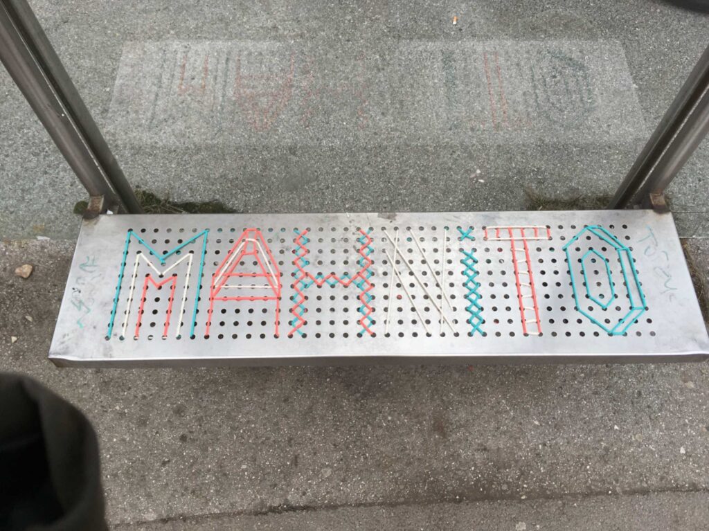 Urbana intervencija “Darovito Sarajevo” umjetnice Naide Čelik, nagrađeni rad na Collegium Artisticum 2021 u kategoriji Novi mediji. Fotografije prikazuju klupe na autobuskim stajalištima u Sarajevu ispisane vezom u boji, sa riječima i oblicima izrađenim koncem kroz perforirane metalne površine.