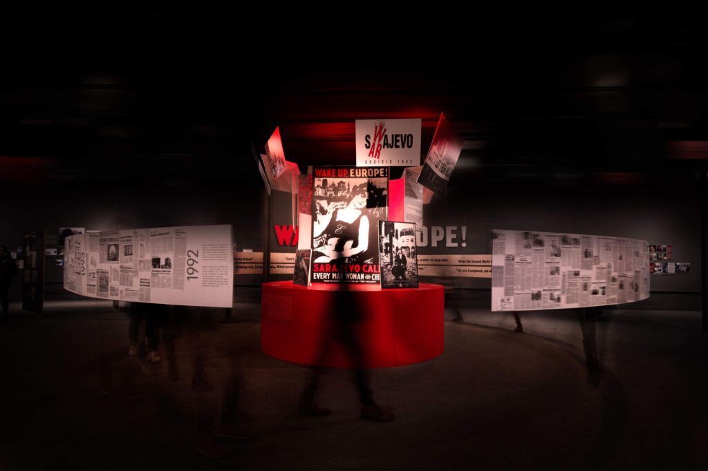 Stalna izložbena postavka Memorijalnog centra Srebrenica “Koracima onih koji (ni)su prešli”, autorica Samina Tanović, nagrađena Grand Prix nagradom u kategoriji enterijera na Collegium Artisticum 2023.